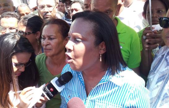 Maestros protestan para exigir aumento salarial de 100 %