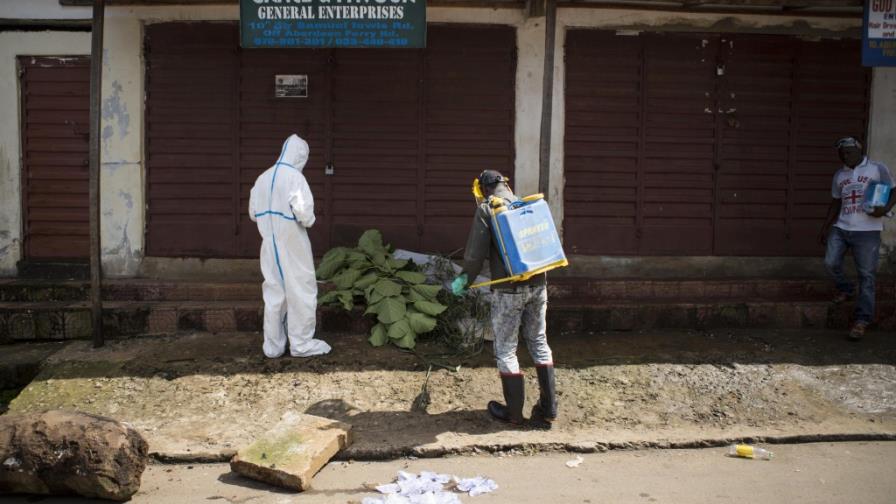 Médicos de Sierra Leona en huelga por ébola