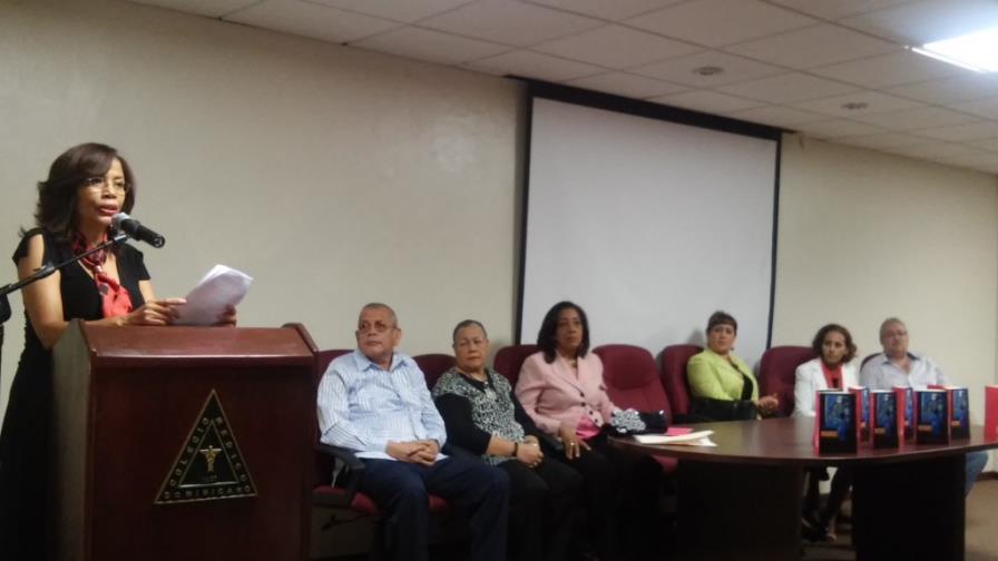 Virtudes Álvarez pone en circulación Mujeres. Huellas, Mirada y Resistencia