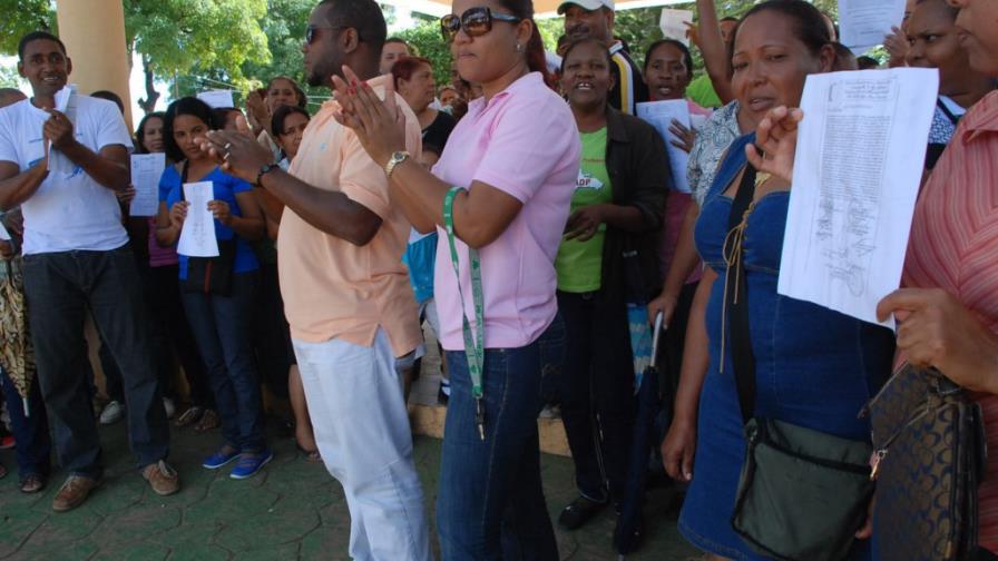 Maestros Bayaguana en vigilia por compañeros enfermos