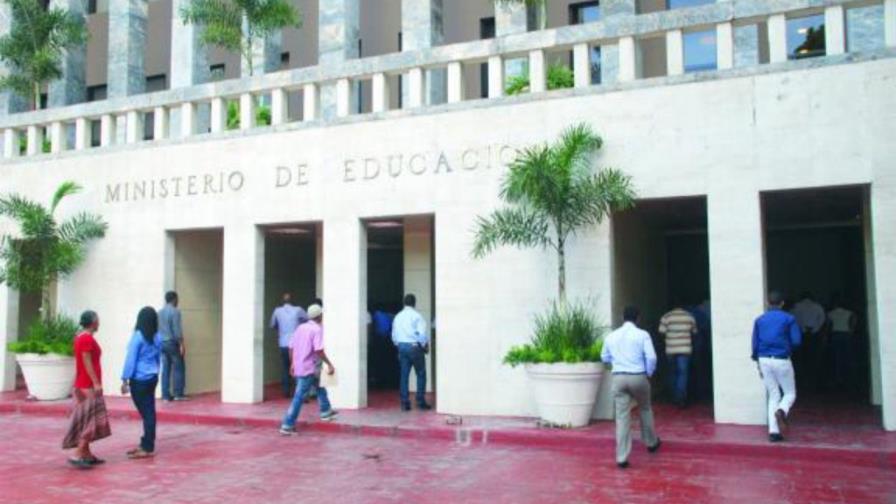 Ministerio de Educación gastó en vehículos $624 millones
