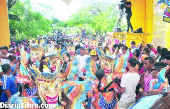 Miles de personas disfrutaron ayer del Carnaval en el Cibao