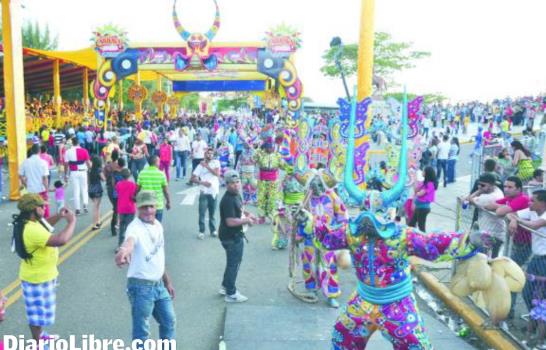 Miles de personas disfrutaron ayer del Carnaval en el Cibao