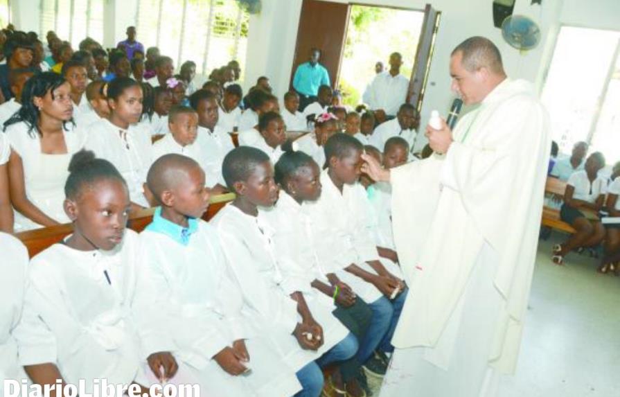 Niños de los bateyes del CAEI reciben el bautismo