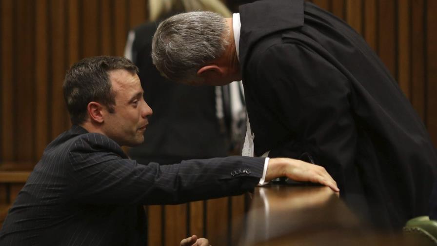 El forense contradice a Pistorius al decir que su novia comió antes de morir