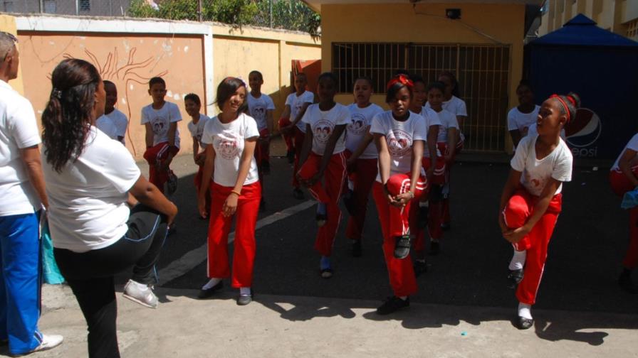 A la Escuela Básica 24 de Abril le falta todo para la eduación física A la Escuela Básica 24 de Abril le falta todo para la eduación física