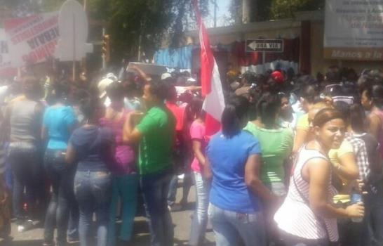 Mujeres de Fenatrano piden frente al Palacio Nacional eliminar el subsidio a los combustibles