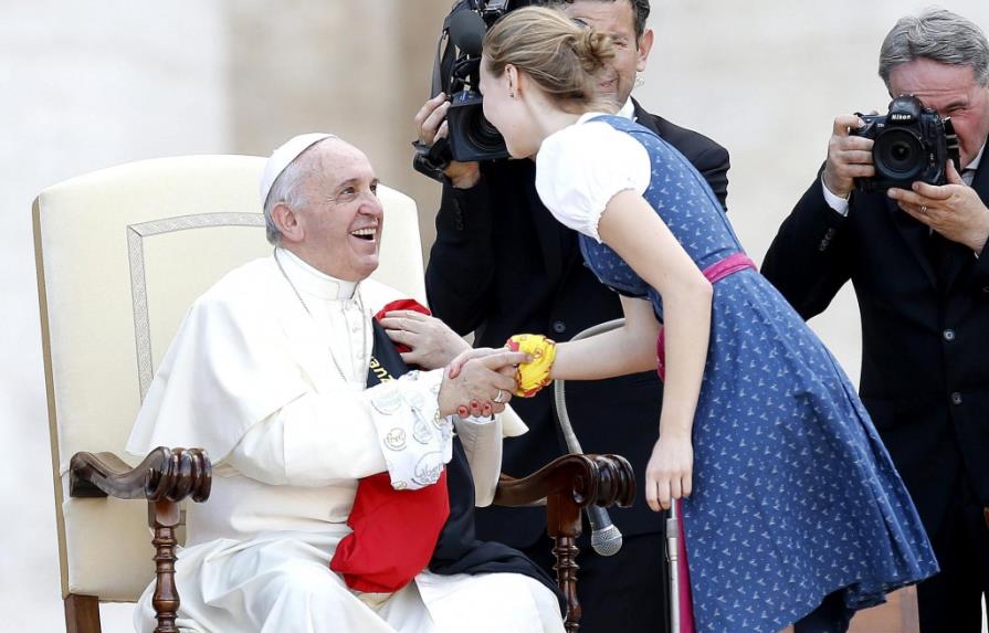 Papa pide a los jóvenes no jubilarse y mirar el mundo con coraje