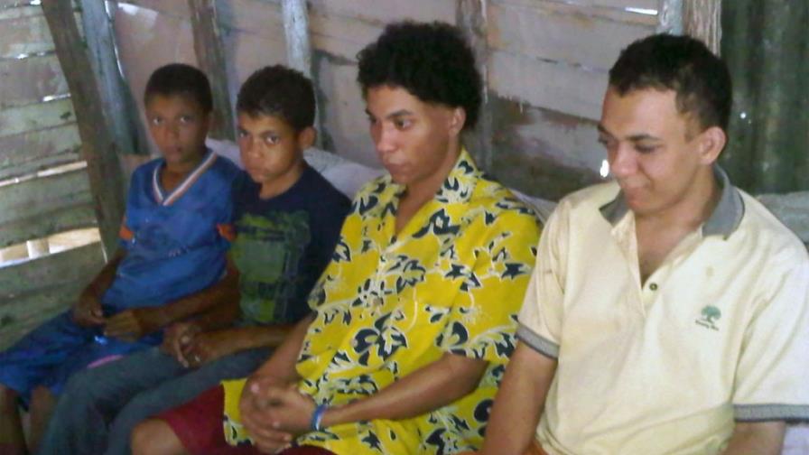 Madre de cuatro hijos no videntes bucea en vertederos para mantenerlos