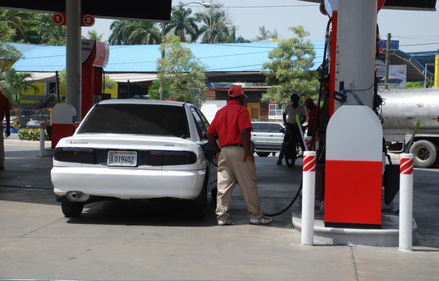 Las gasolinas premium y regular bajan RD$4.90 y RD$4.10, respectivamente