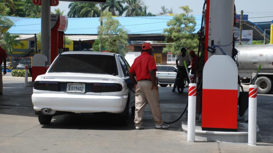 Las gasolinas premium y regular bajan RD$4.90 y RD$4.10, respectivamente Las gasolinas premium y regular bajan RD$4.90 y RD$4.10, respectivamente