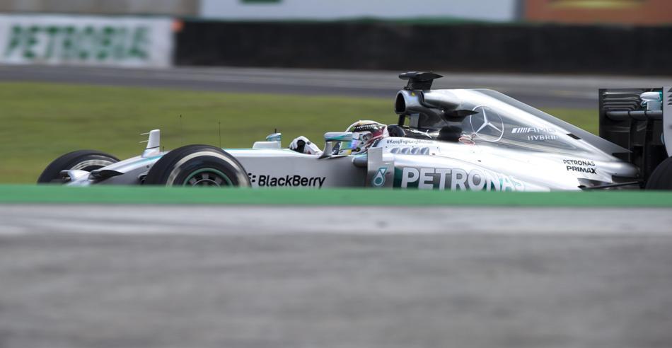 Lewis Hamilton justifica 2do lugar en Brasil; afirma que el trompo me costó la victoria.