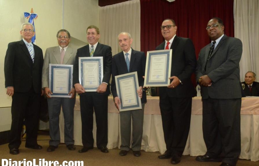 La Academia Dominicana Lengua reconoce a directores medios