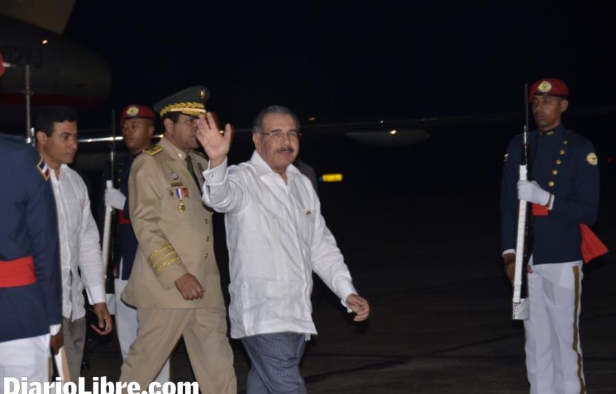 Danilo Medina regresó anoche de México; dice que le fue “muy bien”