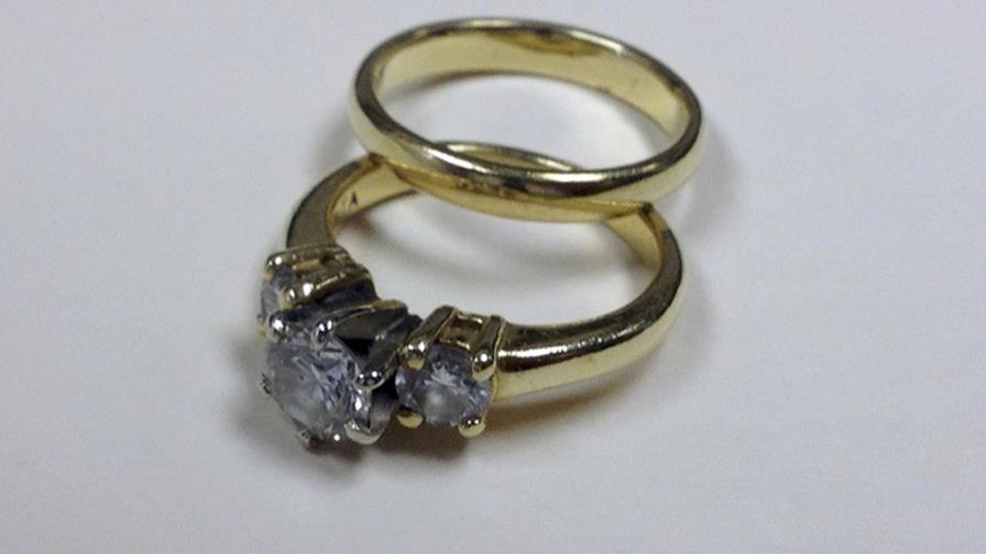 Mujer dona su anillo de diamantes a la caridad Mujer dona su anillo de diamantes a la caridad