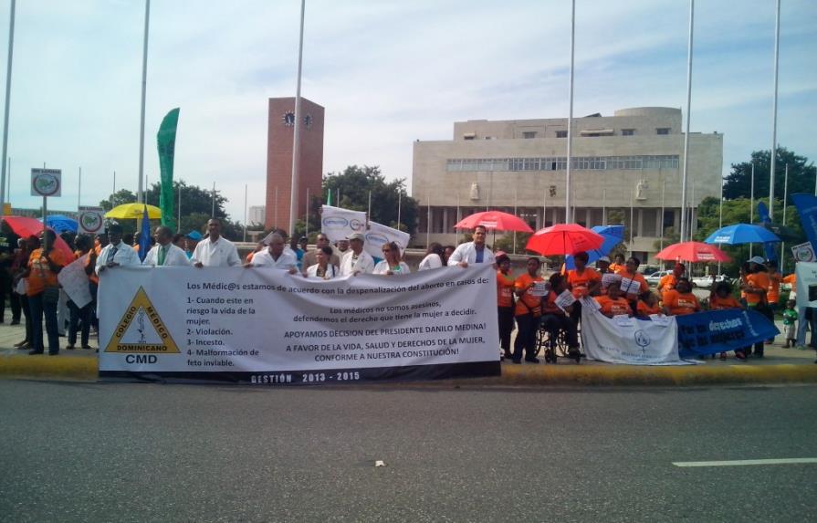 Sectores que apoyan aborto terapéutico protestan frente al Congreso Nacional