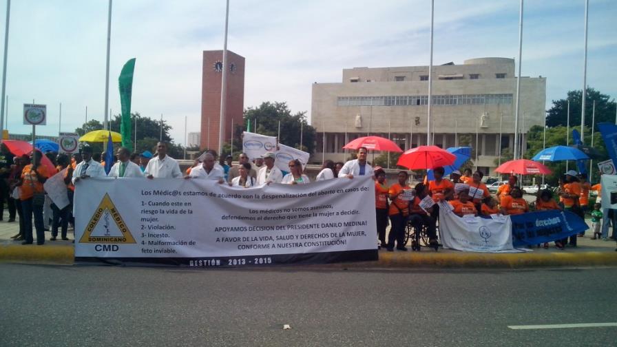 Sectores que apoyan aborto terapéutico protestan frente al Congreso Nacional