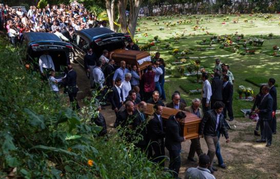 Miles de personas acuden al entierro de Mónica Spear y se solidarizan con su familia