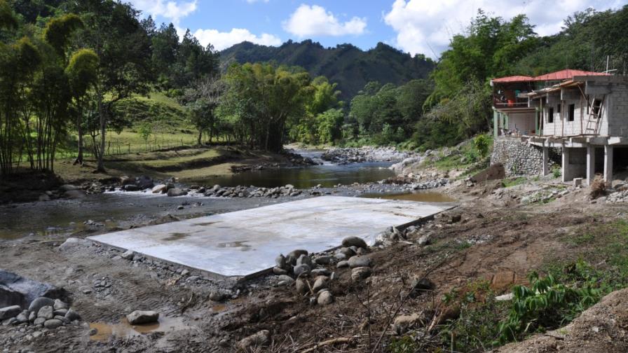 Caficultores deploran construcción de cancha sobre río