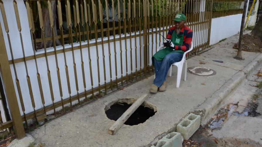 Fugas, drenaje y acera en Los Restauradores Fugas, drenaje y acera en Los Restauradores