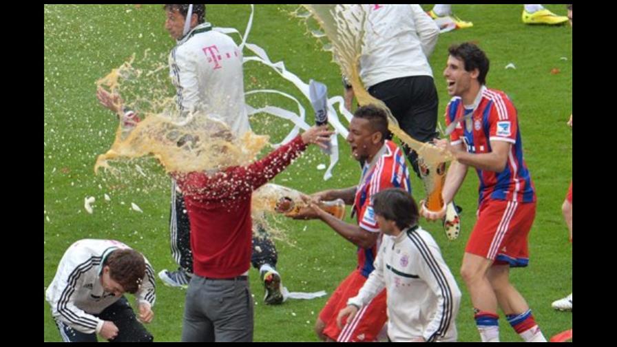 Con cerveza y cuero, Bayern celebra título