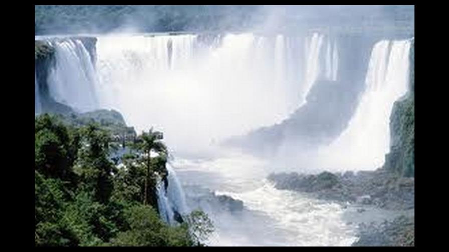 Caudal de las Cataratas de Iguazú, 30 veces mayor del habitual por crecidas
