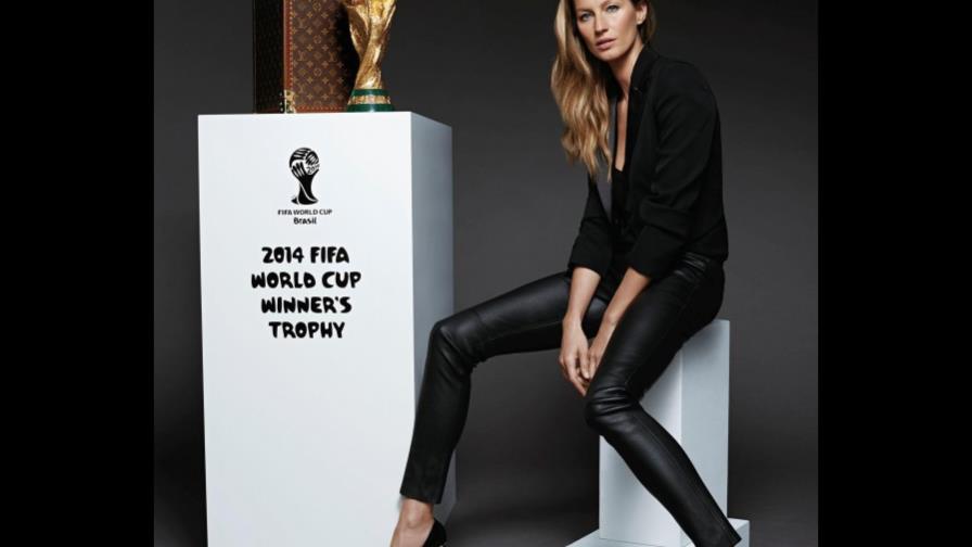 Escolta y maleta de lujo para el trofeo del Mundial 2014