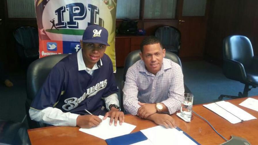 Milwaukee firma a Gilbert Lara por US$3.1 millones