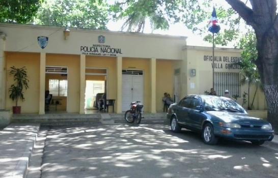 Trasladan dotación policial de Villa González tras muerte de dos personas