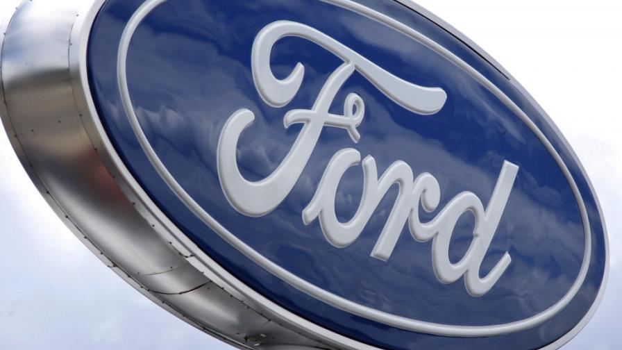 Autoridades investigan medio millón de autos Ford por problemas en la palanca