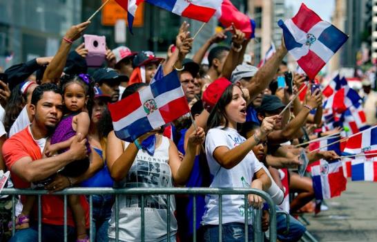 Alcalde de NY planta a millares de dominicanos en desfile de Manhattan