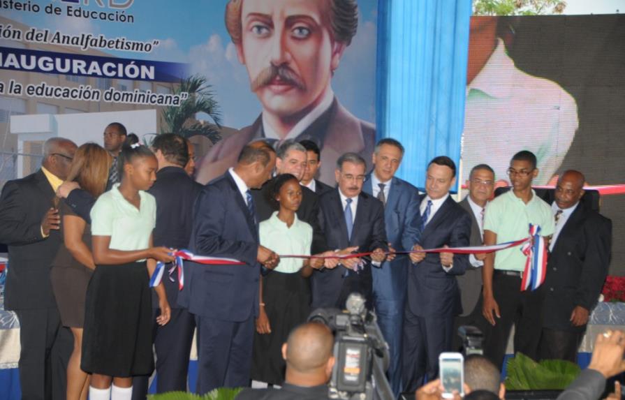 Presidente Medina entrega cinco escuelas a comunidades de la provincia Monte Plata