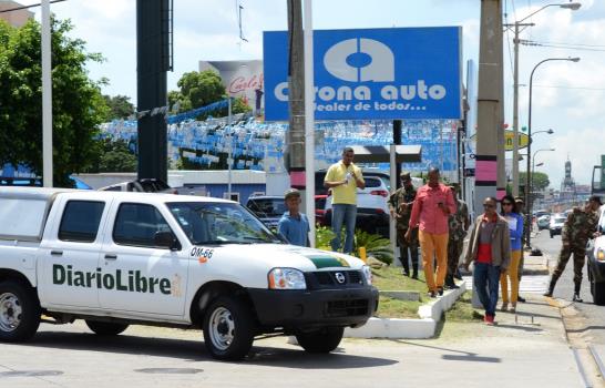 Turba ataca de nuevo, secuestra tres vehículos de Diario Libre