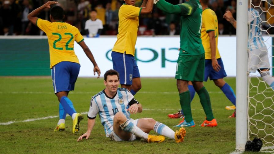Lionel Messi falla penal; Brasil vence 2-0 a Argentina Lionel Messi falla penal; Brasil vence 2-0 a Argentina