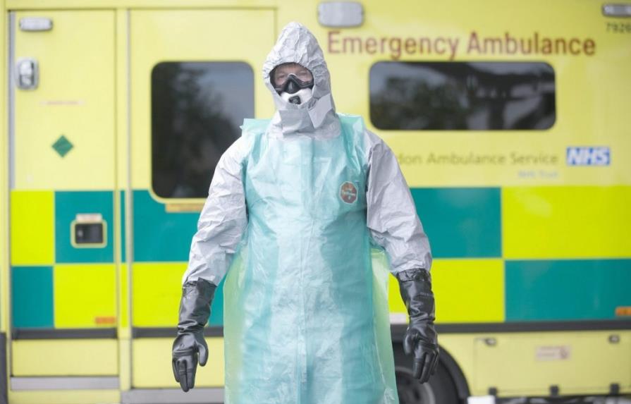 El ébola dispara la demanda de trajes de protección y la alerta de protocolos