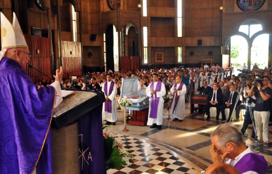 Ofician una misa a Monseñor Flores Santana