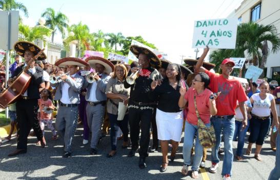 Grupo que apoya la reelección dio serenata a Danilo frente al Palacio