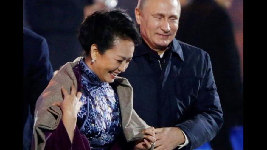 El Kremlin defiende el gesto galante de Putin con la primera dama china