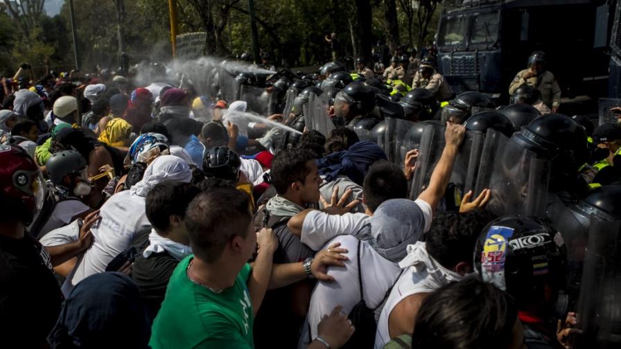 Un militar y dos civiles más mueren en protestas en Venezuela