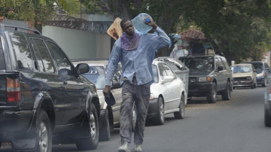 La crisis de agua azota a los sectores Villa Duarte y Alma Rosa II en Santo Domingo Este