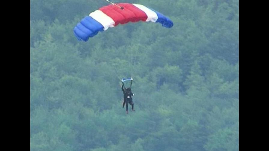 George Bush padre celebra su 90 cumpleaños saltando en paracaídas George Bush padre celebra su 90 cumpleaños saltando en paracaídas