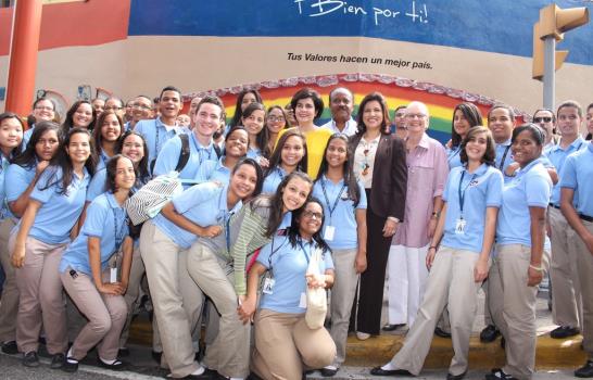 Presentan mural que promueve el consumo responsable y el cuidado del medioambiente