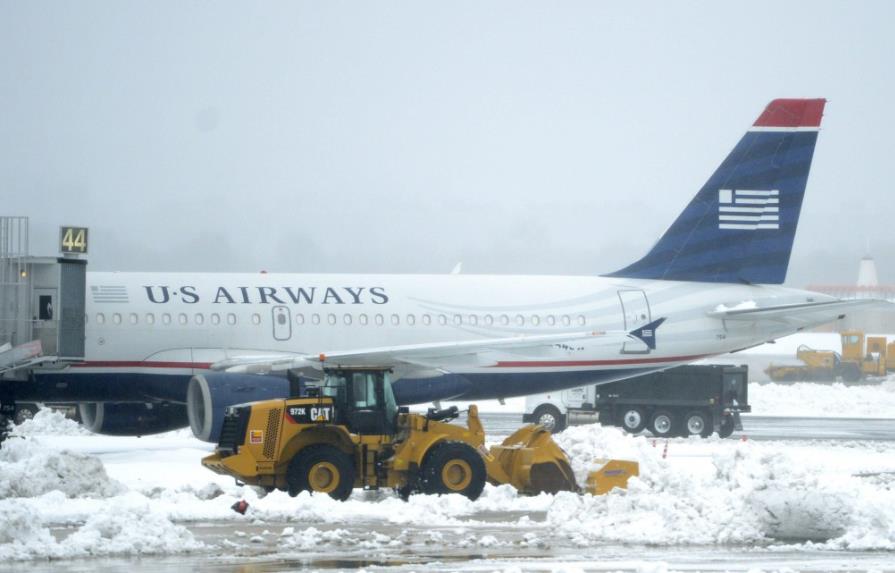 Aerolíneas cancelan vuelos por tormenta de nieve que afecta al sur de Estados Unidos