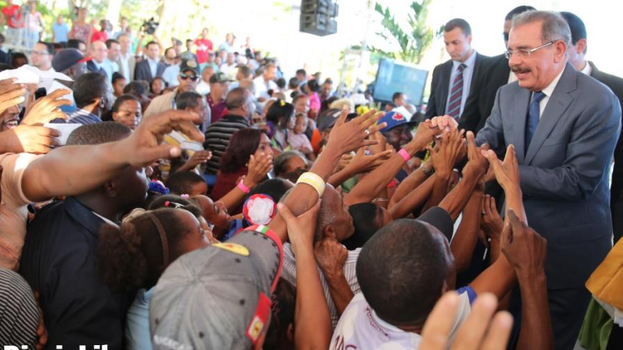 Cinco temas que pondrían en jaque la popularidad de Danilo Medina Cinco temas que pondrían en jaque la popularidad de Danilo Medina