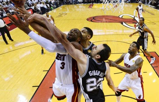 San Antonio arrolla al Miami Heat y pone la serie a punto de mate