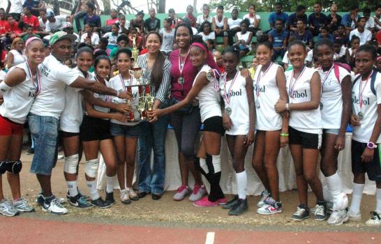 República de Belice, Bordas Valdez y Rafael Santaella ganan convivio de voleibol escolar