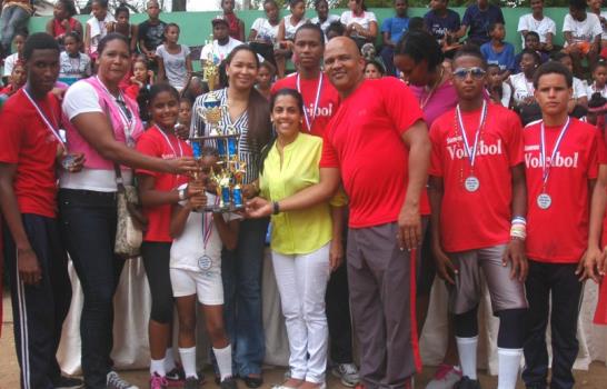 República de Belice, Bordas Valdez y Rafael Santaella ganan convivio de voleibol escolar