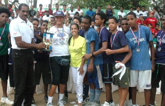 República de Belice, Bordas Valdez y Rafael Santaella ganan convivio de voleibol escolar