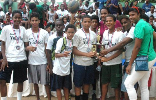 República de Belice, Bordas Valdez y Rafael Santaella ganan convivio de voleibol escolar