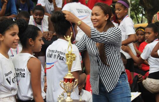 República de Belice, Bordas Valdez y Rafael Santaella ganan convivio de voleibol escolar